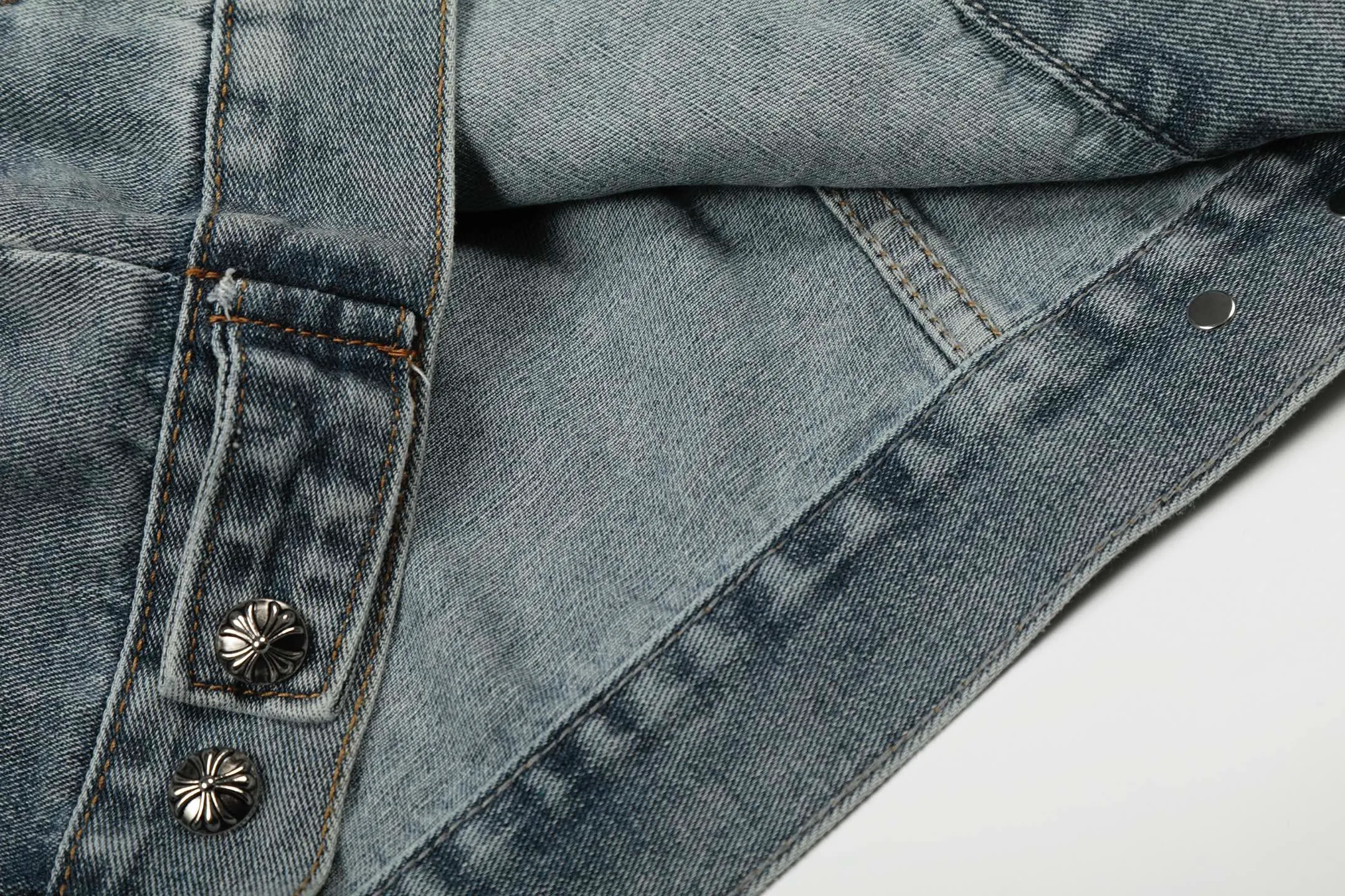 P270 💰 Chrome Hearts Chrome Hearts Cross Hot Diamond Denim Jacket OS version can be worn by both men and women! The fabric is made of twill gauze cotton fabric! The texture is clear and smooth, not easy to wrinkle or fade! The embroidery process is complex and repetitive. There are more than 20 leather labels. It takes 6 repeated embroidery steps to complete the back body. The requirements for the embroidery machine are very strict, and the distance is 45 cm! It won’t work if the spacing is too big, and it won’t work if it’s too small! We make clothes with care, and every detail must be restored one to one! The hardware is all carved and cast, and they are all genuine from the original factory! This piece of clothing consumes a lot of material, with more than 3 meters of material used for one piece of clothing! After the garment is made, it needs to be fixed at high temperature, washed at a water temperature of more than 70 degrees, and softened by adding softener to make the upper body softer and smoother! There is a flap on the sleeve that can be stored into short sleeves! Adapt it to that understanding Color: Picture color Size: S-M-L-XL